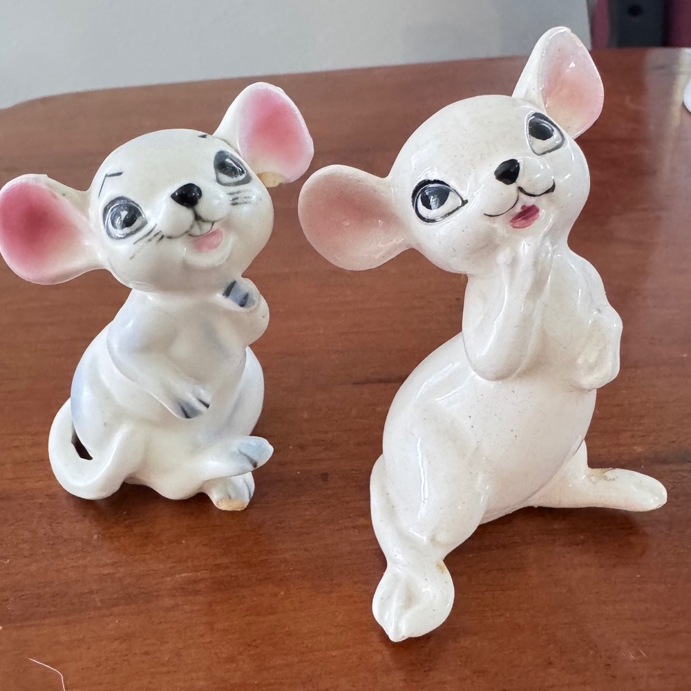 Vintage Ceramic 2 Mice salt and pepper Anthropomorphic 1 repaired ear
Japan